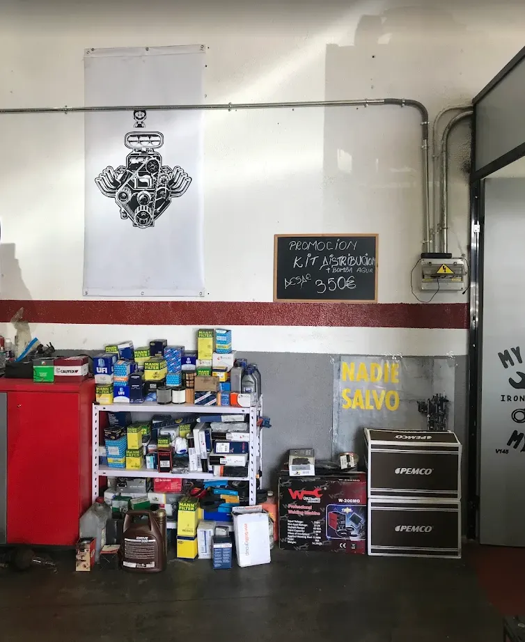 Estantería con filtros y recambios organizados