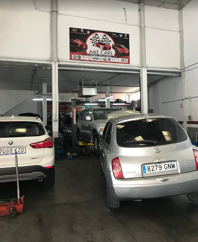 Nave del taller con varios vehículos en revisión