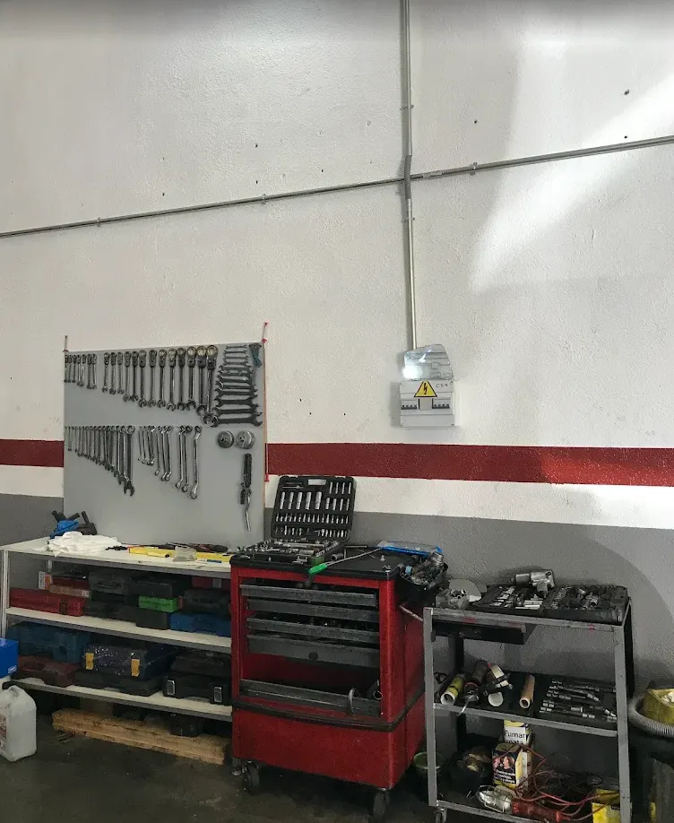 Panel de llaves y carro de herramientas del taller