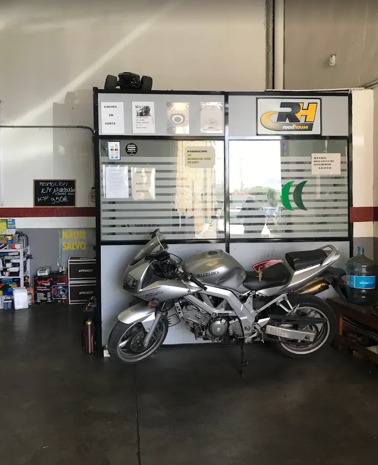 Zona de motocicletas del taller A&E Cars